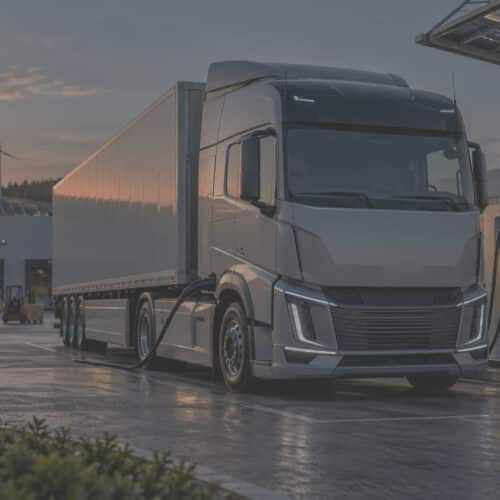 E-LKW an Ladestation